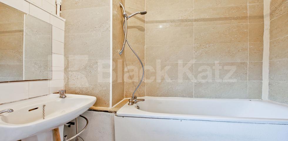 			LET , 2 Bedroom, 1 bath, 1 reception Apartment			 Peckham Road , Camberwell/Peckham